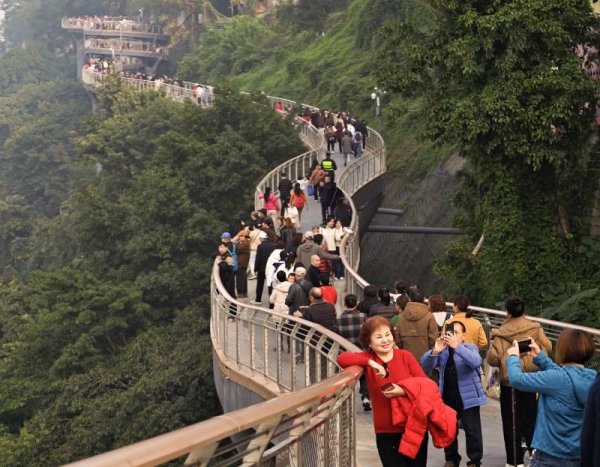 冬日暖阳上线！市民鹅岭栈桥“追光”